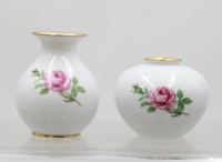 Auktion 372<br>2x kleine Vasen, F&uuml;rstenberg, Rote Rose, ca. H-10cm