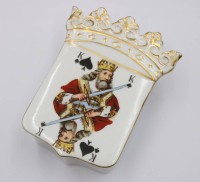 Auktion 372<br>Dose mit Spielkartenblattdekor, Pik K&ouml;nig, Tettau, ca. H-5,5cm L-14cm