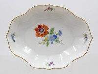 Auktion 372<br>Schale, Meissen, Schwertermarke, Blumenbemalung, 1. Wahl, ca. H-3,2cm B-15,5cm T-11,8cm