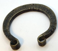 Auktion 372<br>Bronze  Armspange der Tuareg, Nord-Niger, Altersspuren