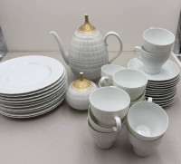 Auktion 372<br>Kaffeeservice "Hutschenreuther" L&ouml;wenmarke, Dekor Lucina, 12 Tassen mit 12 U.T., 10 Kuchenteller, Zuckerdose und Kaffeekanne