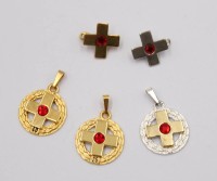 Auktion 372<br>6x Nadeln/Anh&auml;nger, Rotes Kreuz, 2x Silber gepunzt