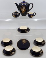 Auktion 372 / Los 9037 <br>Teeservice, wohl Limburg Dom-Keramik, Kobalt mit Gold, Teekern (Milch geklebt), 5x Tassen (1x Chip) und 6x U.T.
