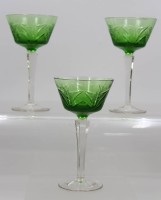 Auktion 372<br>3x Weingl&auml;ser, gr&uuml;ne Kuppa, beschliffen, wohl 30er Jahre, 1x min. Chips, ca. H-15,5cm