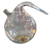 Auktion 372<br>Destillationskolben, Transparente Retorte, Korken fehlt, mundgeblasen, H-23 cm
