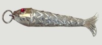 Auktion 372<br>Goldanh&auml;nger, beweglicher Fisch, 18 Kt gepr&uuml;ft, undeutlich auf Ring gepunzt, L-4 cm, 1,46  gr