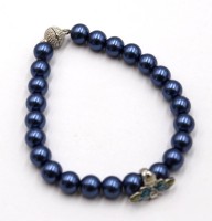 Auktion 372 / Los 1197 <br>Armband, blaue Modeschmuck-Perlen, Magnetschlie&szlig;e und Clip in Form einer Fliege, L-20cm