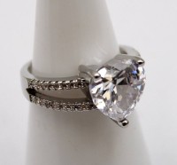 Auktion 372<br>Ring, klarer herzf&ouml;rmiger Stein, versilbert, RG 52