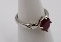 Auktion 372<br>versilberter Ring mit behandeltem Rubin, offen Schiene