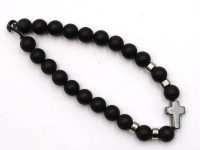 Auktion 372<br>Armband, schwarze Kugeln ?, H&auml;matitkreuz und 4 Silber-Zierelemente, ca. L-18cm