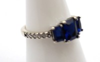 Auktion 372<br>versilberter Ring mit 3 blauen Steinen, ca. RG 53