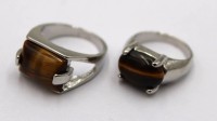 Auktion 372<br>2x versilberte Ringe, je mit Tigerauge, RG 52/56