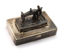Auktion 372<br>sch&ouml;ne Nadel-Dose o.&auml;., 925er Silber, England, ca. 47gr., H-3,7cm B-5cm T-3,5cm