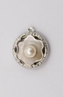 Auktion 372<br>835er Silber-Kettenanh&auml;nger mit kl. Perle,  D-1,5cm 1,7gr.