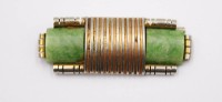 Auktion 372<br>Jakob Bengel Brosche im Art-D&eacute;co-Stil f&uuml;r Fabon Fse, Paris,  um 1930, Messing und gr&uuml;ner Galalith, ca. 6 x 2,3cm, Tragespuren