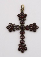Auktion 372<br>sch&ouml;nes Granat-Kreuz, &auml;lter, ca. L-4,3cm