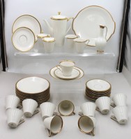 Auktion 372<br>Kaffeeservice, Seltmann, Goldrand, Kaffeekanne, 2x Milch, 2x Zucker, Kuchenplatte, Vase, 12x Kuchenteller, 12x Tassen (3x mit Chip), 12x U.T.