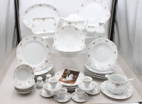 Auktion 372<br>Speiseservice, Tettau, Form Ariadne, Terrine, Sauciere mit U.T., 2x Platten, 6x Beilagenteller, 6x flache Teller, 6x tiefe Teller, 6x kleine Schalen, 2x Gem&uuml;seschalen, Salz &amp; Pfeffer, 6x Eierbecher, Leuchter und Vase