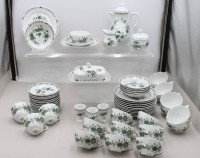Auktion 372<br>60 Kaffee-Tee Serviceteile, Hutschenreuther, gr&uuml;ne Ranke, 1 x Tasse mit Chip
