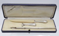 Auktion 372 / Los 11076 <br>Petschaft, Brief&ouml;ffner und Schreibfeder in Etui, &auml;lter, Alpacca, Feder L-18,5cm