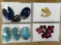 Auktion 375<br>Lot Edelsteine zus.  445  ct, T&uuml;rkise 194 ct, Lapis Lazuli (174 ct) Rubine (56 kt.? gelber Saphir(21,5 kt) in 4 K&auml;sten