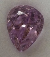 Auktion 372<br>kl. Kunzit in Tropfenform, 4,18  kt