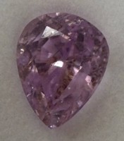 Auktion 375<br>kl. Kunzit in Tropfenform, 4,18  kt
