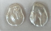 Auktion 372<br>2 Barockperlen, gebohrt, ca. 20x18 cm