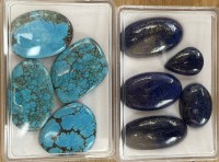 Auktion 372<br>4 T&uuml;rkise, 5x Lapis Lazuli, zus.ca. 418 kt.
