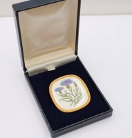 Auktion 372<br>gr. Pozellanbrosche mit 925er Silbermontur, Royal Copenhagen, Flora Danica, orig. Ezui, ca. 5 x 4,5cm