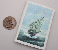 Auktion 372 / Los 3033 <br>Seeteufel-Abenteuer aus meinem Leben von Felix Graf von Luckner, 1921 anbei Medaille "Graf Luckner Seeteufel"