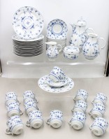 Auktion 372<br>45 Serviceteile, Heinrich, Amalienburg, Kaffeekanne, 14 Tassen mit U.T, 15x Kuchenteller,  Mokkakanne ohne  Deckel, ca. H-Knanne 24cm Tassen H-7cm