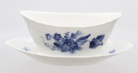 Auktion 372<br>Sauciere, Royal Copenhagen, Blue Flower Curved, ca. H-8cm B-22,5cm