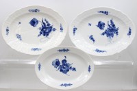 Auktion 372<br>3x div. ovale Platten, 2x Royal Copenhagen, Blue Flower Curved, 1x Blue Flower, ca. 31 x 23cm und 24,5 x 18,5cm