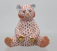 Auktion 372<br>sitzender B&auml;r, Herend, rotes Fischnetzmuster, Modellnr. 15361, ca. H-8,5cm