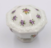 Auktion 372<br>kl. Zierdose, Classic Rose, Rosenthal, Form Maria, Blumendekor, ca.- H-5,8cm D-6,5cm