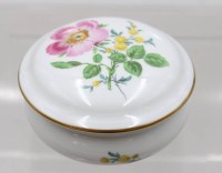 Auktion 372<br>runde Deckeldose, Meissen, Schwertermarke, florale Bemalung, 2 Schleifstriche, ca. H-5,5cm D-9,2cm