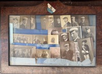 Auktion 372<br>Rahmen mit Fotos von Studenten, einige Alte Herren, schlagende Verbindungen, ev. Mensurkarten?, ein Wappen mit Zirkel auf Wurzelholzrahmen/Glas, RG