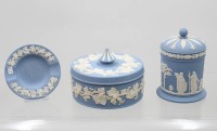 Auktion 372<br>3 Teile Wedgwood Jasperware, neoklassische Motive, ca. H-12cm D-12cm und 9cm