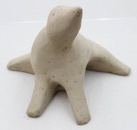 Auktion 372 / Los 9040 <br>Steinzeug-Skulptur, stilisierter Seehund, ca. H-24cm