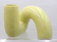 Auktion 372 / Los 9043 <br>Design-Vase, ungemarkt, geleb Glasur, ca. H-20,5cm L-ca. 30cm
