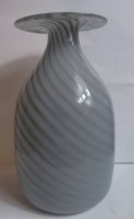 Auktion 372<br>Kunstglas-Vase mit Spiraldekor, H-21 cm, gr&uuml;n/weiss