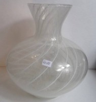 Auktion 372<br>bauchige Kunstglasvase, H-24cm, D-23 cm, weiss gestreift