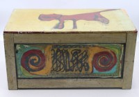 Auktion 372<br>abstrakt bemalter Holzkasten, &auml;lter, Gebrauchsspuren, ca. 25 x 47,5 x 25,5cm