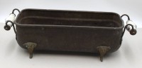 Auktion 372<br>antike Blumen-Jardiniere, Kupfer, Keramik-Griffe, Altersspuren, ca. H-14cm B-47cm T-14,5cm