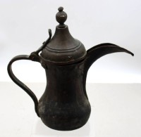 Auktion 372<br>antike arabische Dallah, Kupfer, Alters-u. Gebrauchsspuren, ca. H-29cm