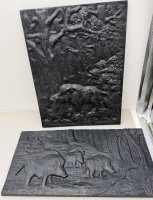 Auktion 372<br>2x schwere Eisen Reliefplatten mit Wildschwein-Motiven, 38x27 und 19x41 cm