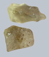 Auktion 372<br>2 St&uuml;cke Libysches W&uuml;stenglas, ein seltenes Naturglas, das in der Sahara gefunden wird. 6,9 gr, Siliciumdioxid, entstand wohl vor 26-29  Millionen Jahren, wohl durch die Hitze eines Meteoriten-Einschlages