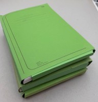 Auktion 372<br>3 gr&uuml;ne Kladden mit 900 Schreibmaschinenseiten eines nie erschienenen Buchmanuskriptes"Mutterliebe" von Dieter C. G&uuml;nther, (1936-2025)  Cuxhavener K&uuml;nstler und Gymnasiallehrer