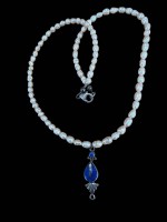 Auktion 372<br>Biwa Perlenkette, Silbermontur und Lapis Lazuli Anh&auml;nger, L-43 cm